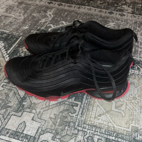 Nike women’s Air Max black and red size 8.5 - Picture 1 of 6